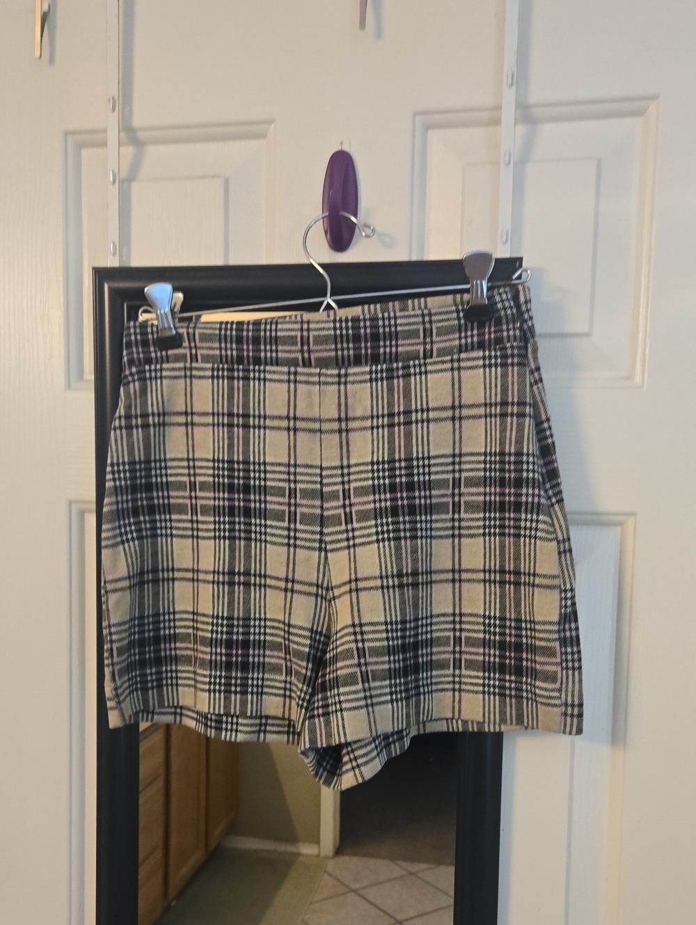 Hollister Plaid High-Waist Women's Shorts - Cream/Black Sz S